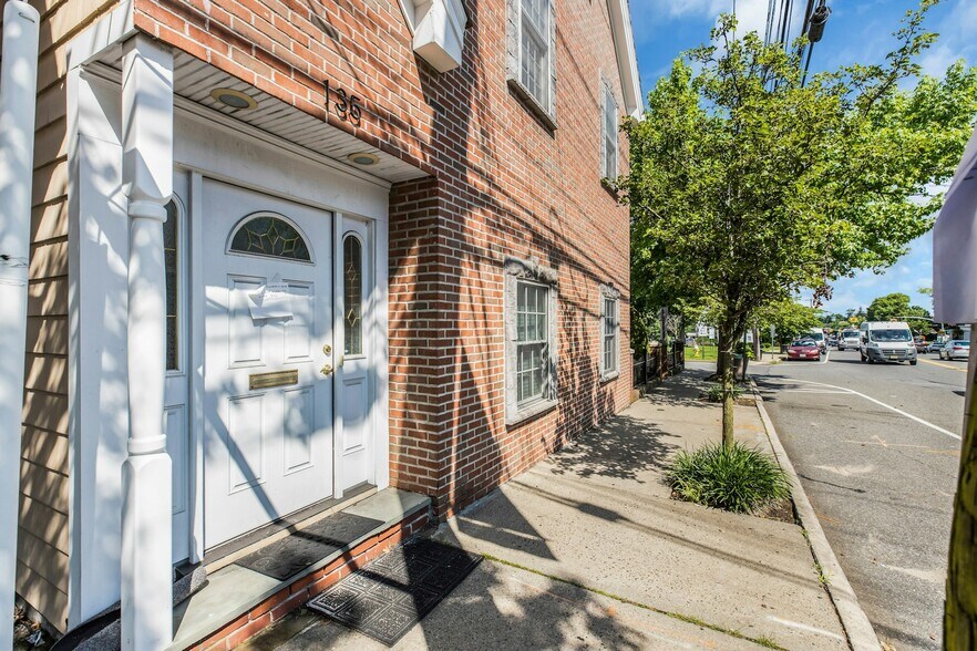 139 Plandome Rd, Manhasset, NY à vendre - Photo du bâtiment - Image 2 de 41