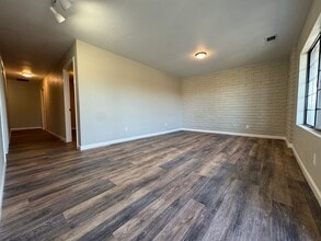 2051 Hilltop Dr, Redding, CA à louer Photo du bâtiment- Image 1 de 7