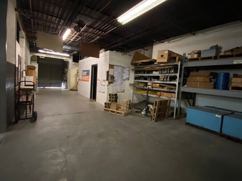 1311 Bernheim Ln, Louisville, KY à vendre - Photo du bâtiment - Image 3 de 43