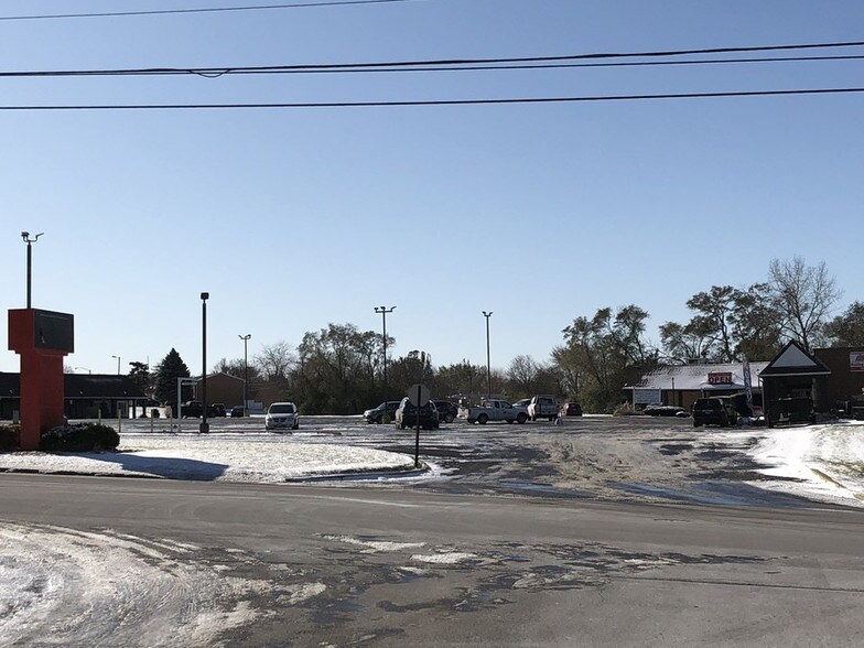 21 Boulder Hill Pass, Montgomery, IL à louer - Photo du bâtiment - Image 3 de 18