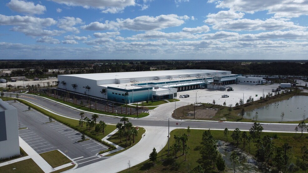 2500 SW Kanner Hwy, Stuart, FL à louer - Photo du bâtiment - Image 2 de 6