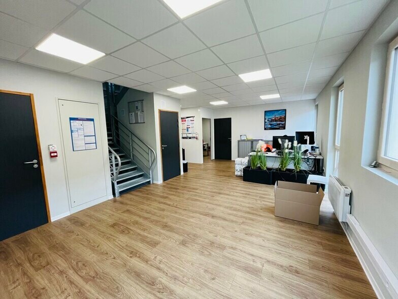 Flex in Montivilliers for lease - Interior Photo - Image 2 of 7