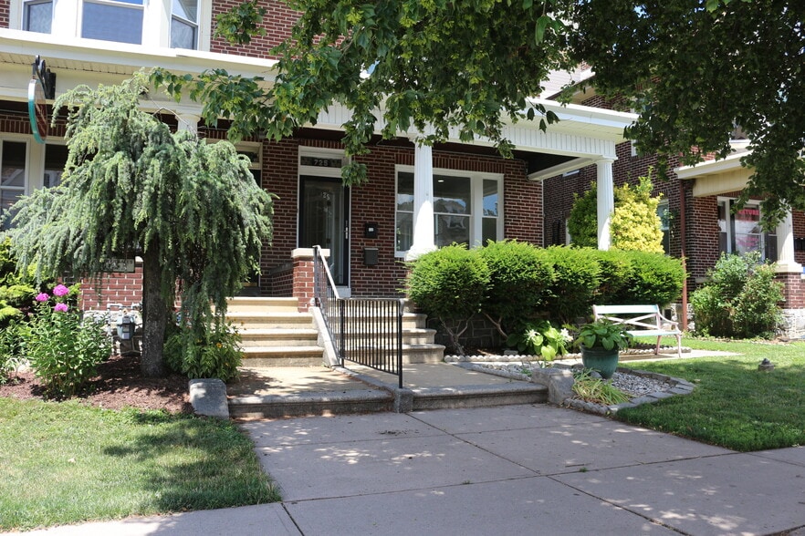 725 Penn Ave, West Reading, PA à louer - Photo du bâtiment - Image 2 de 15