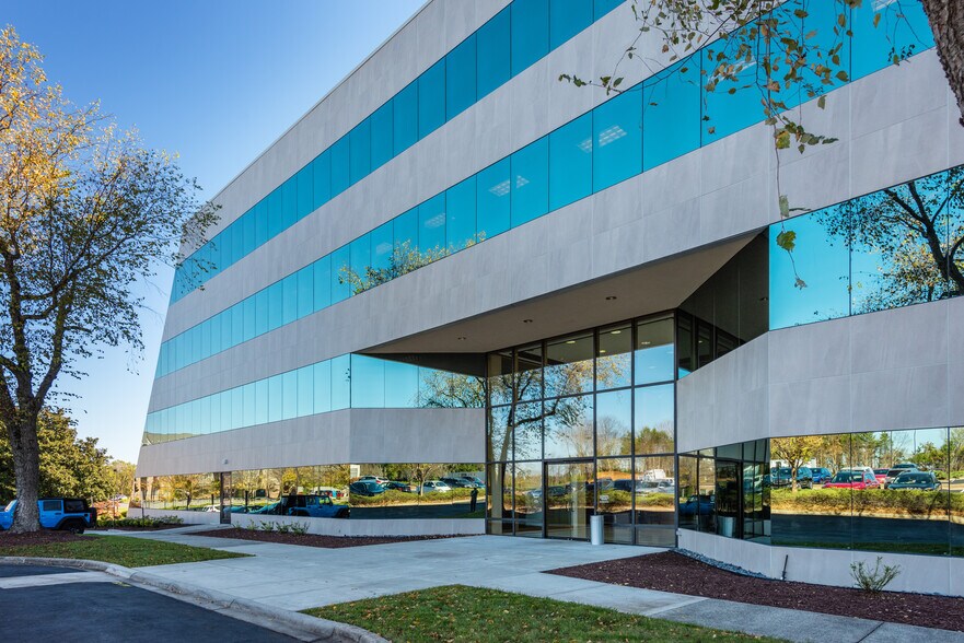 9140 Arrowpoint Blvd, Charlotte, NC à vendre - Photo du bâtiment - Image 2 de 24