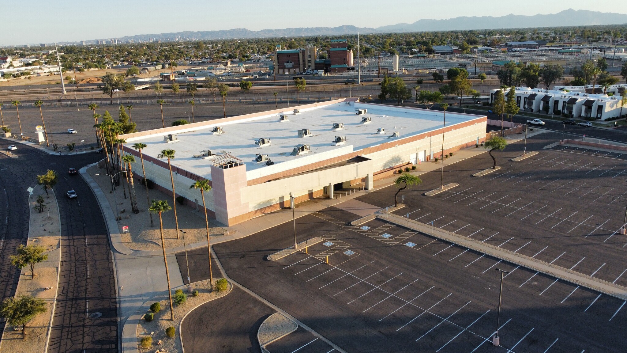 9446 N Metro Pky W, Phoenix, AZ à vendre Photo du bâtiment- Image 1 de 9
