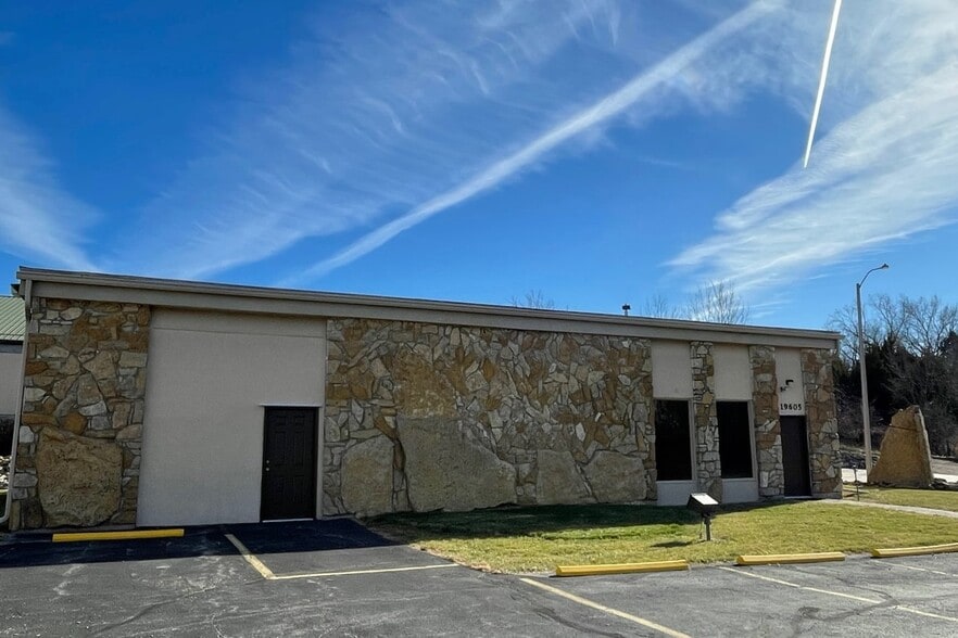19605 E 40 Hwy, Independence, MO for sale - Building Photo - Image 3 of 51