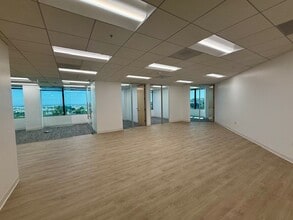 21550 Oxnard St, Woodland Hills, CA for lease Interior Photo- Image 2 of 12