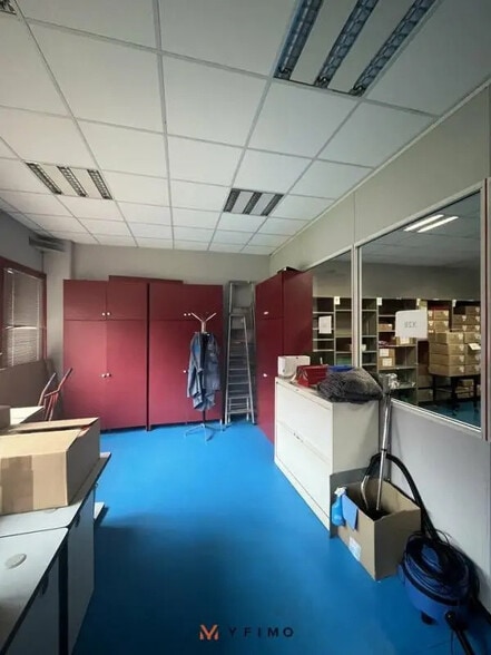 Flex in Trappes for lease - Interior Photo - Image 3 of 6