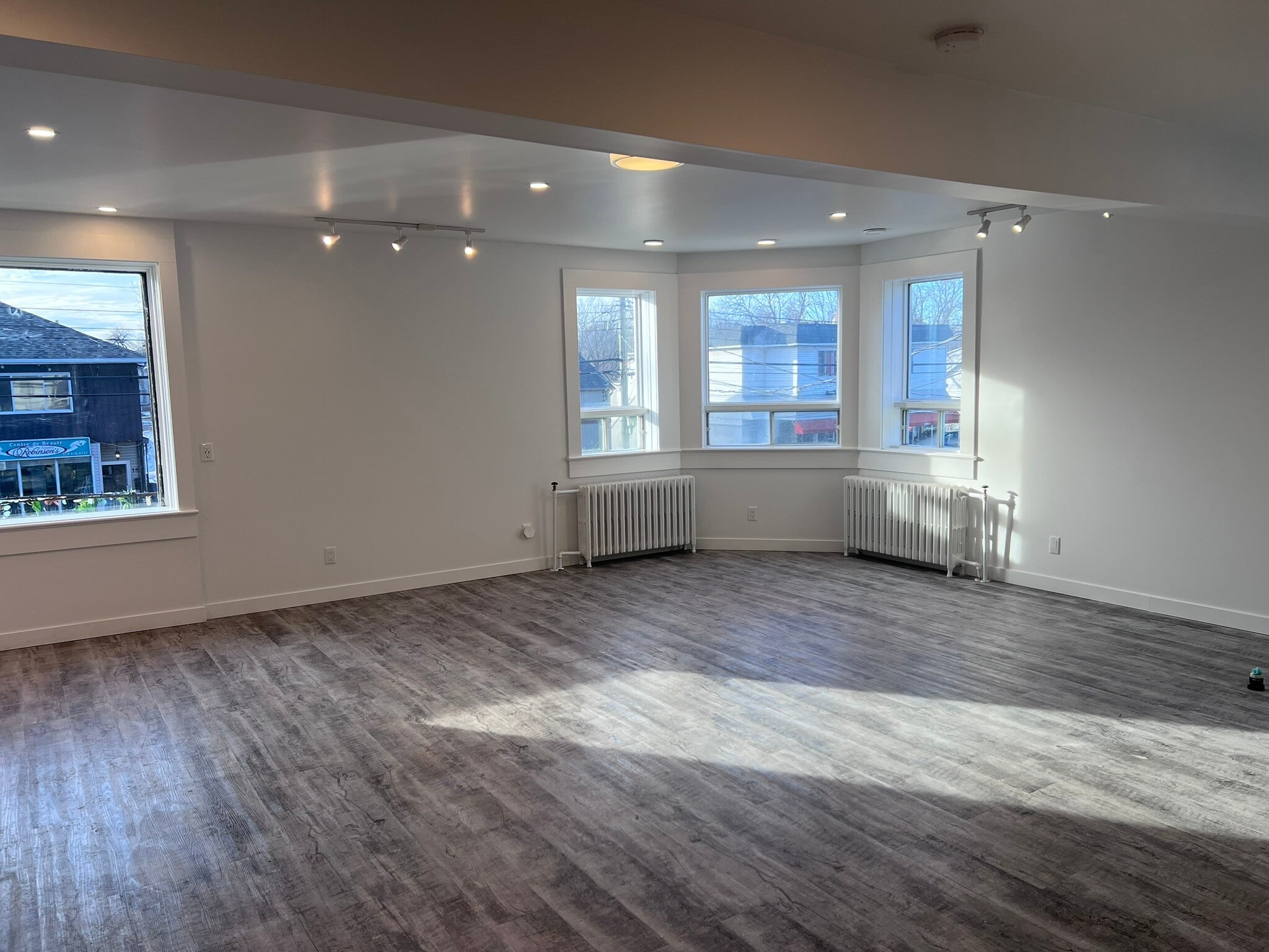 17 Av De La Baie-De-Valois, Pointe-claire, QC for lease Interior Photo- Image 1 of 9