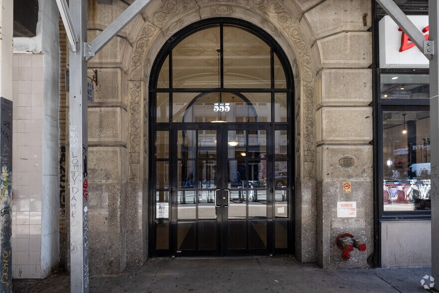 555 Eighth Ave, New York, NY à louer - Photo du bâtiment - Image 3 de 7