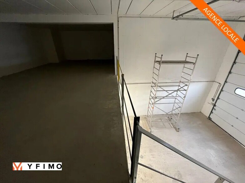 Flex in Flins-sur-Seine for lease - Interior Photo - Image 3 of 6