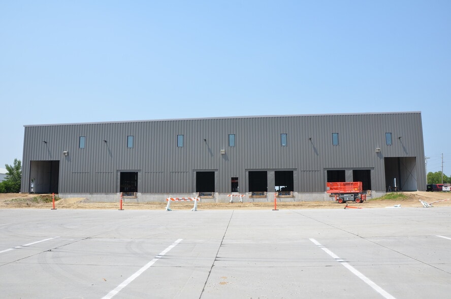 9900 6th St SW, Cedar Rapids, IA for lease - Building Photo - Image 2 of 5