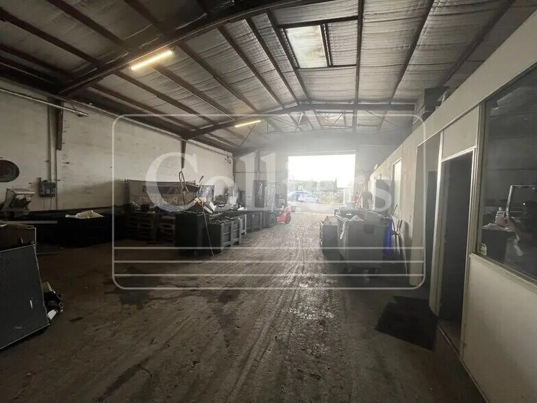 Industrial in Vitrolles for lease - Building Photo - Image 3 of 8