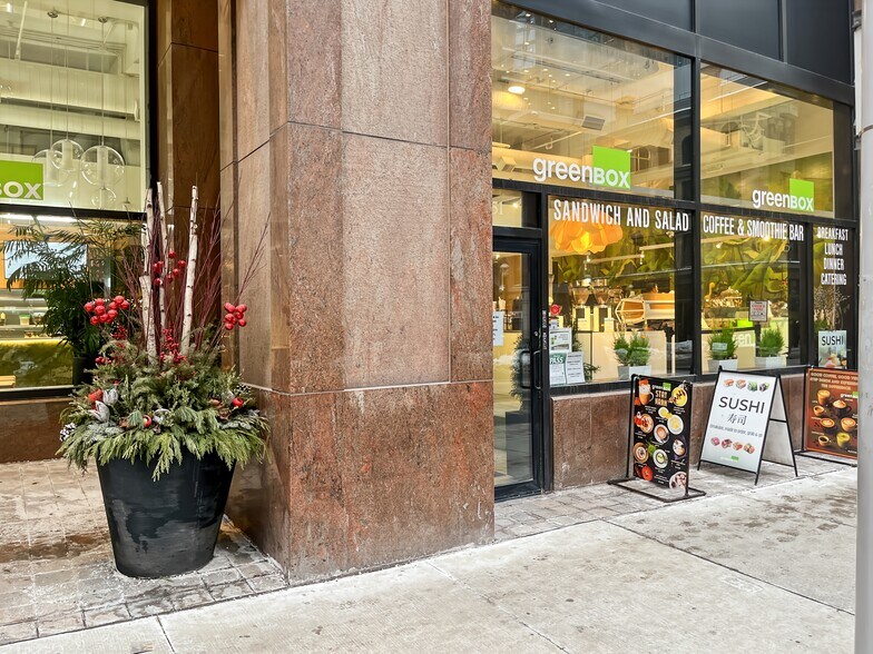 151 Yonge St, Toronto, ON à louer - Photo du bâtiment - Image 3 de 14