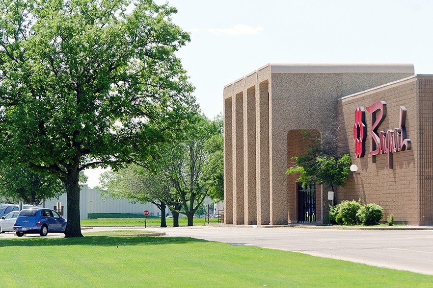 1150 W Carl Sandburg Dr, Galesburg, IL à vendre - Photo du bâtiment - Image 1 de 1