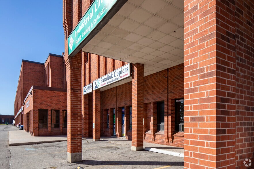 1515 Britannia Rd E, Mississauga, ON à louer - Photo du bâtiment - Image 3 de 3