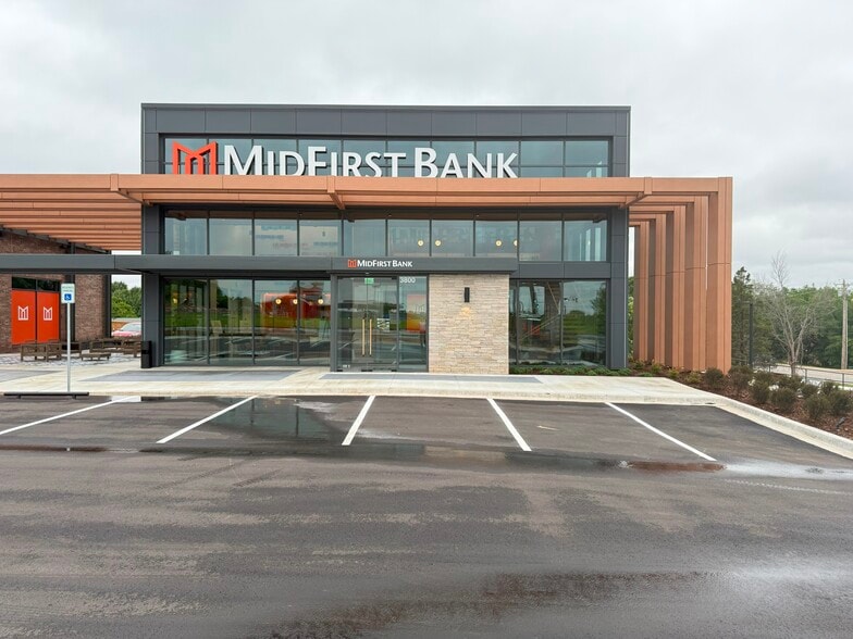 3800 E 15th St, Edmond, OK for lease - Building Photo - Image 3 of 8