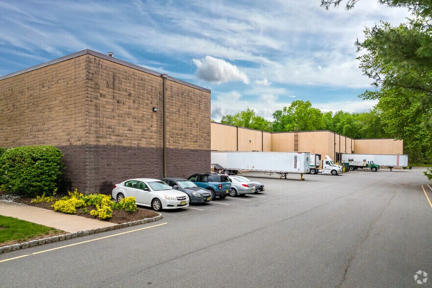 222 New Rd, Parsippany, NJ à vendre - Photo du bâtiment - Image 2 de 5