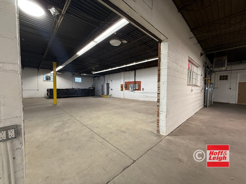 1702 St Clair Ave, Cleveland, OH à louer - Photo du bâtiment - Image 3 de 9
