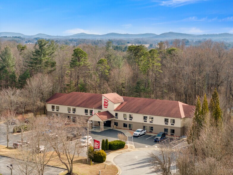 240 Mitchelle Dr, Hendersonville, NC à vendre - Photo du bâtiment - Image 1 de 24