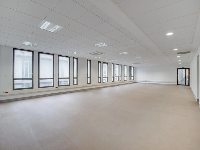 Office in Marseille for lease - Building Photo - Image 3 of 15