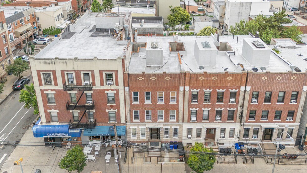 4316 25th Ave, Astoria, NY à vendre - Photo du bâtiment - Image 2 de 26