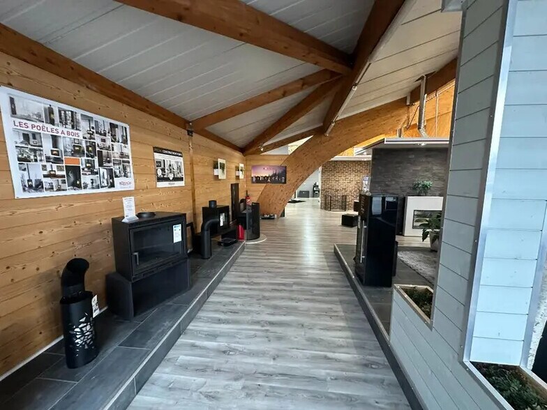 Retail in Lux for sale - Interior Photo - Image 3 of 7