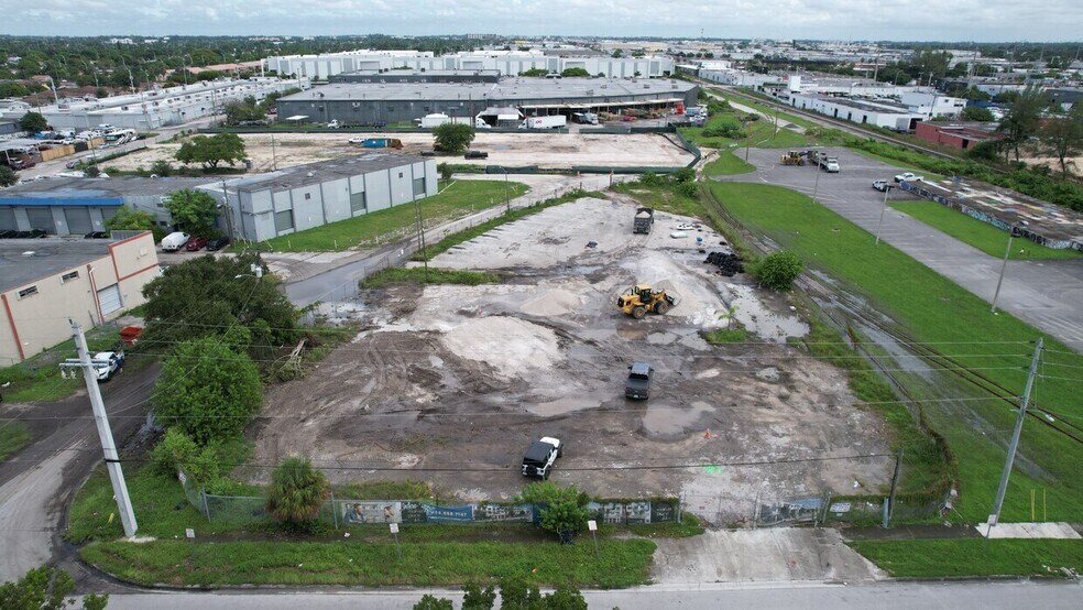 1171 SE 10th Ave, Hialeah, FL à louer - Photo du bâtiment - Image 2 de 9