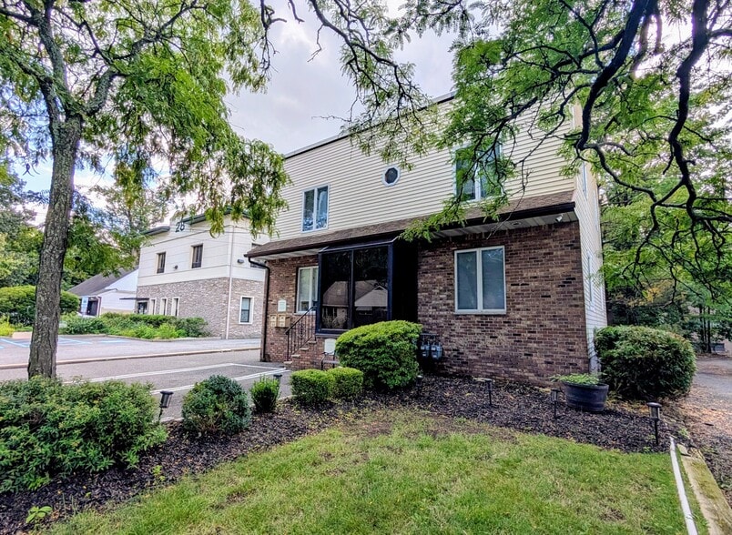 24 Farview Ter, Paramus, NJ for sale - Building Photo - Image 3 of 35