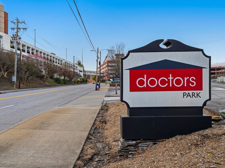 5 Doctors Park, Asheville, NC à vendre - Photo du bâtiment - Image 2 de 20
