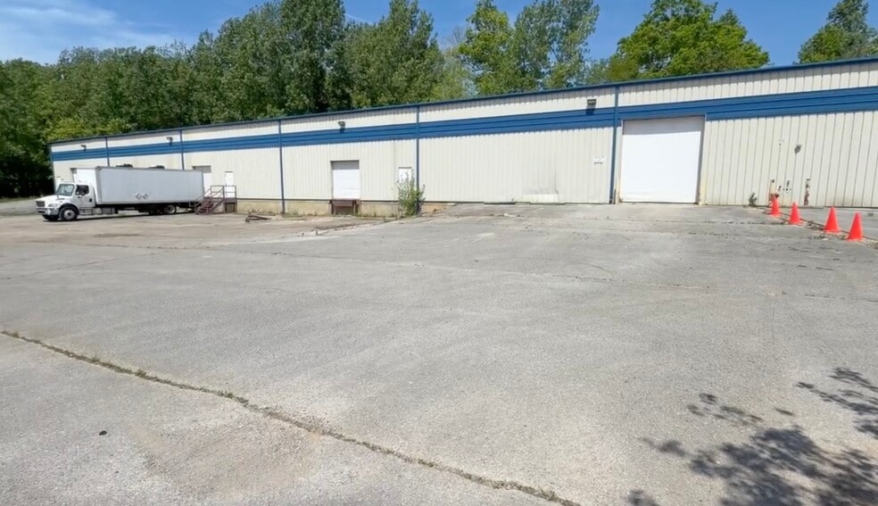 1075 Willow Industrial Ct, Cookeville, TN for sale - Building Photo - Image 2 of 10
