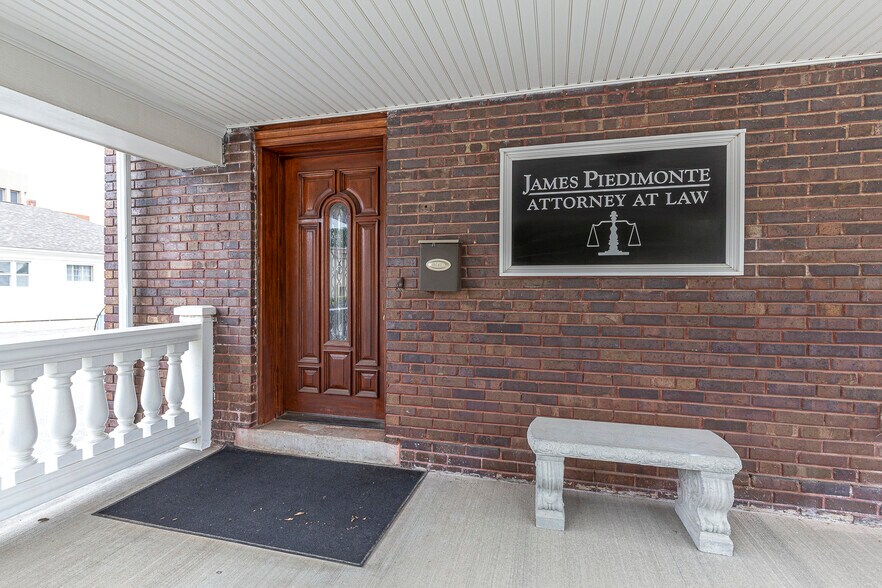 209 S Spring St, Independence, MO à louer - Photo du bâtiment - Image 2 de 35