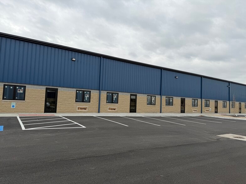 900 Lambrecht Dr, Frankfort, IL for lease - Building Photo - Image 2 of 7