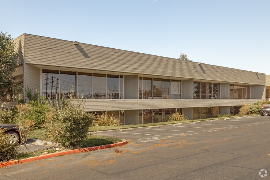 2020 Hurley Way, Sacramento, CA à louer - Photo du bâtiment - Image 3 de 5