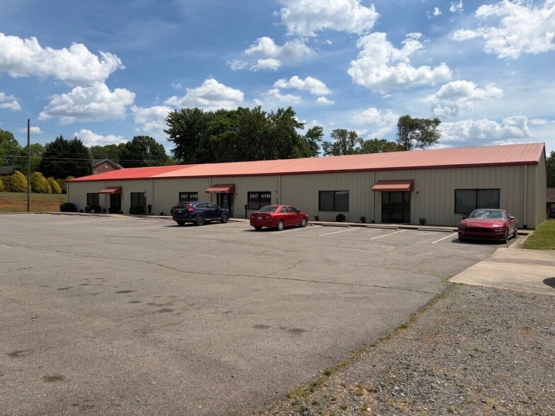 714 Carolina Ave, Yadkinville, NC for lease - Building Photo - Image 2 of 4