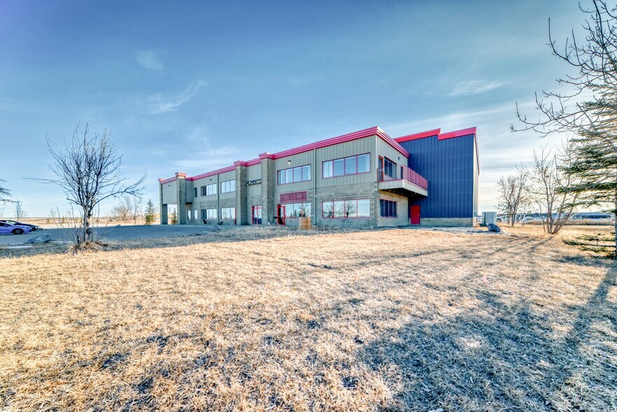 16 Commercial Dr, Calgary, AB à louer - Photo du bâtiment - Image 3 de 5