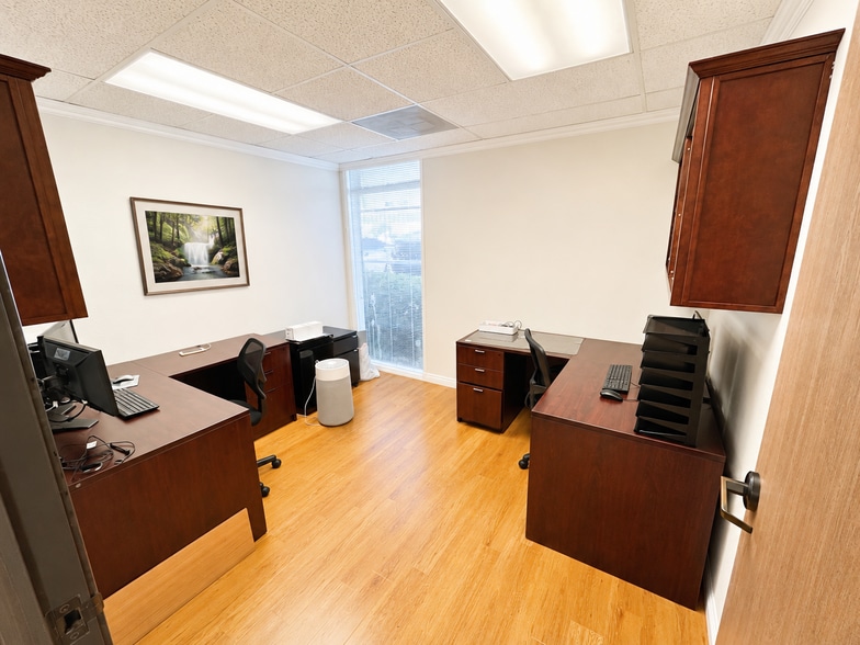 901 Dover Dr, Newport Beach, CA for lease - Building Photo - Image 3 of 8
