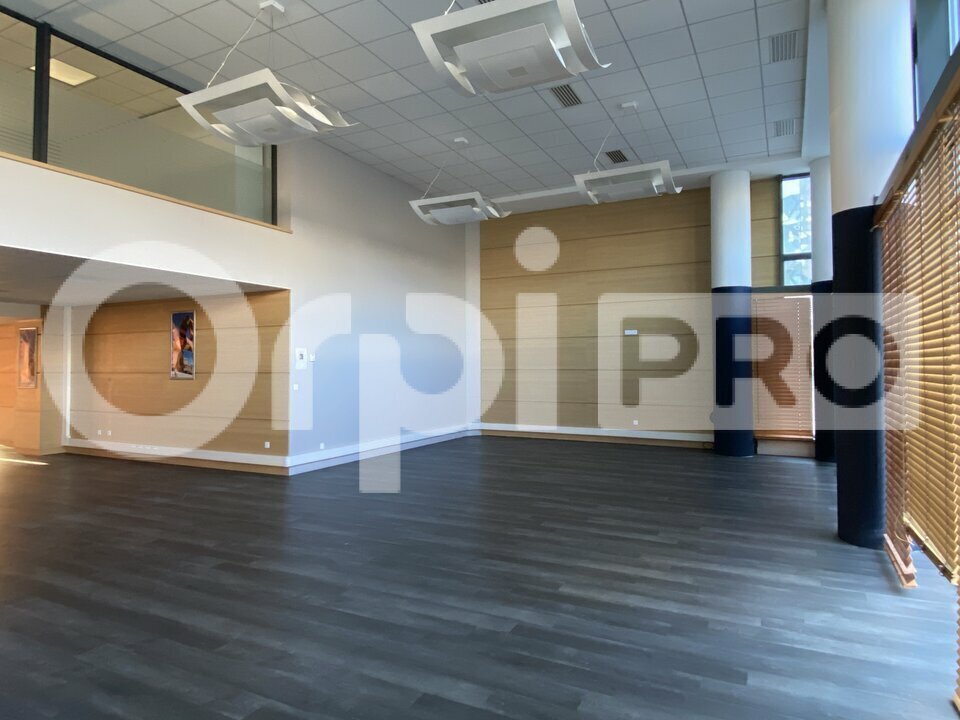 Retail in Le Havre for lease Interior Photo- Image 1 of 6