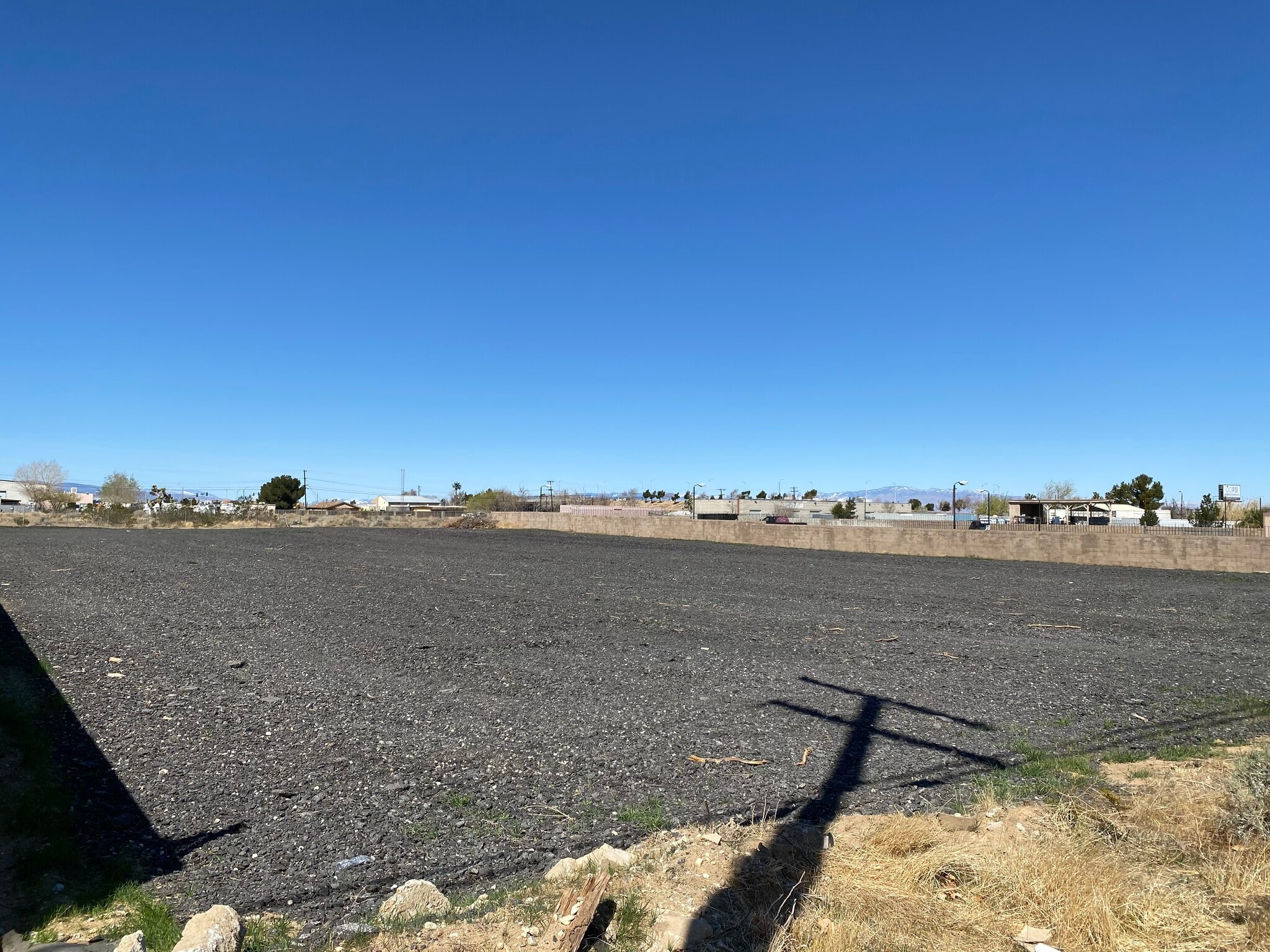 E 3rd St, Lancaster, CA à vendre Photo du bâtiment- Image 1 de 12