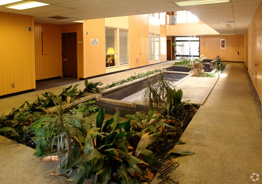 5037 Veterans Blvd, Metairie, LA à louer - Photo du bâtiment - Image 3 de 13