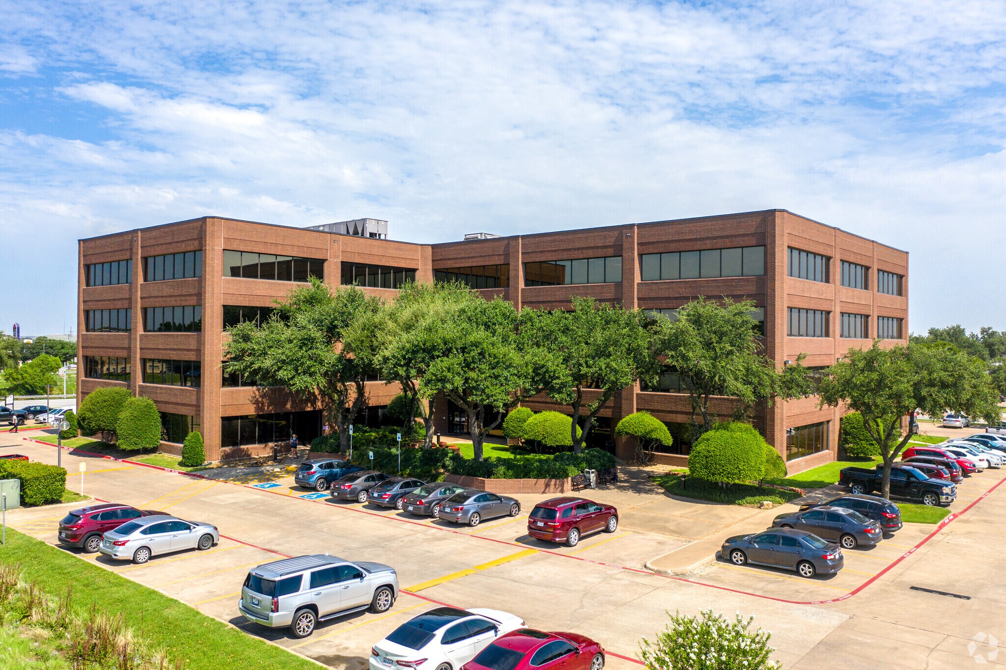 2080 N State Highway 360, Grand Prairie, TX à louer Photo du bâtiment- Image 1 de 16
