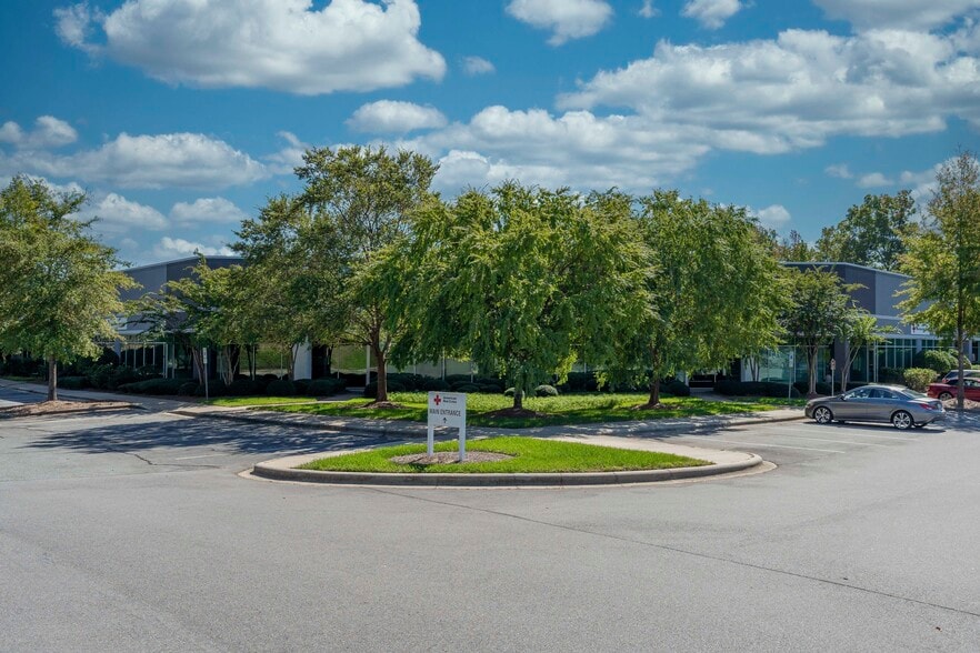 9013 Perimeter Woods Dr, Charlotte, NC for lease - Building Photo - Image 2 of 4