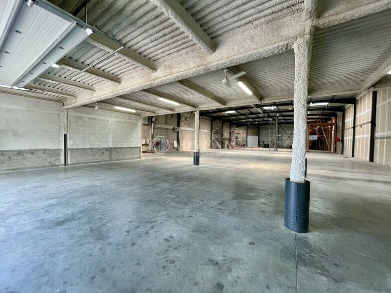 Flex in Magny En Vexin for lease - Interior Photo - Image 3 of 12