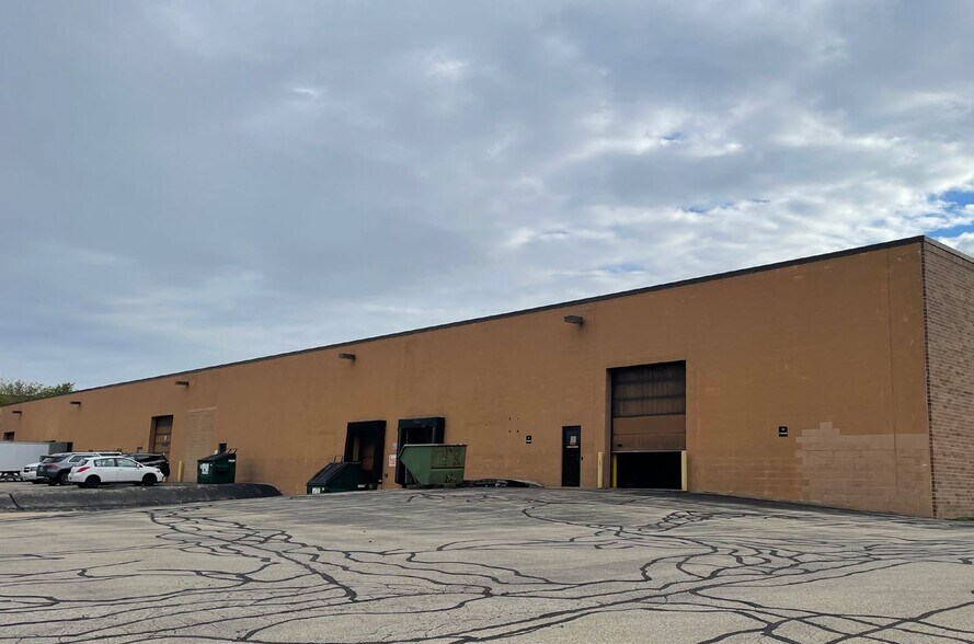 2855-2885 S Calhoun Rd, New Berlin, WI à louer - Photo du bâtiment - Image 2 de 4
