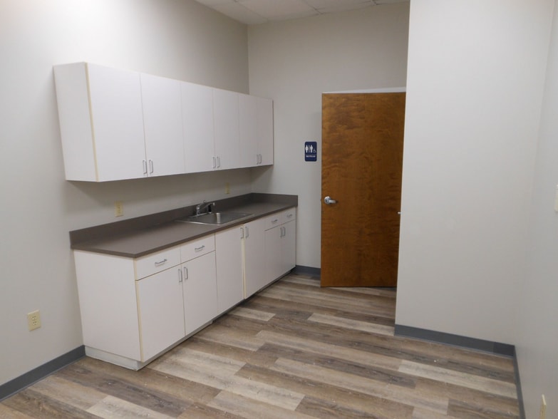 10404 Chapel Hill Rd, Morrisville, NC for lease - Interior Photo - Image 3 of 10