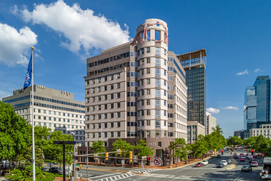 7475 Wisconsin Ave, Bethesda, MD à louer - Photo du bâtiment - Image 2 de 4