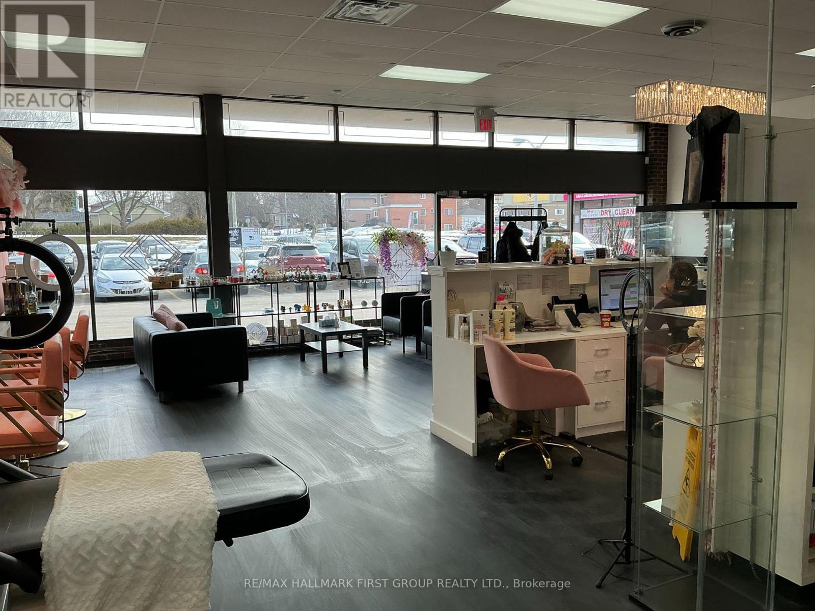601 Dundas St W, Whitby, ON à louer Photo intérieure- Image 1 de 7