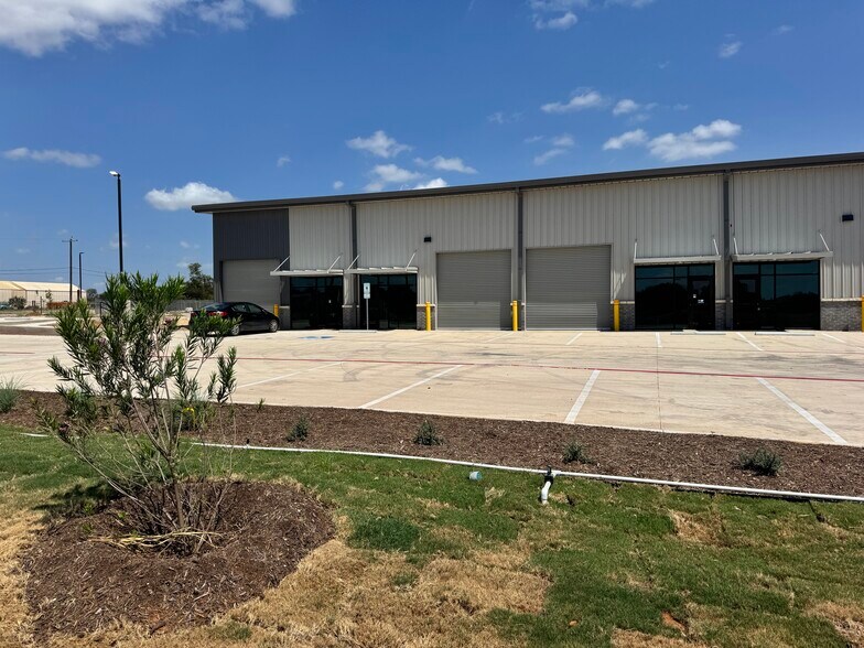 5865 Houston St, San Antonio, TX à louer - Photo du bâtiment - Image 2 de 11