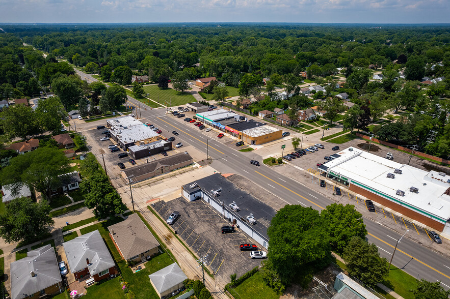 26045-26095 W 6 Mile Rd, Redford, MI for sale - Building Photo - Image 3 of 5