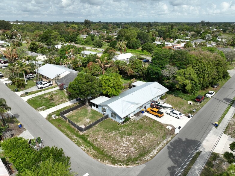 3248 SE Golden Gate Ave, Stuart, FL for sale - Building Photo - Image 3 of 12